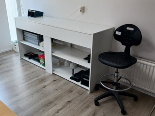 Wandkast met inhoud en kruk | locatie Roden