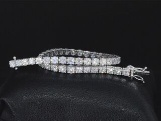 Witgouden tennisarmband met 7.16 carat briljant geslepen diamanten (EC