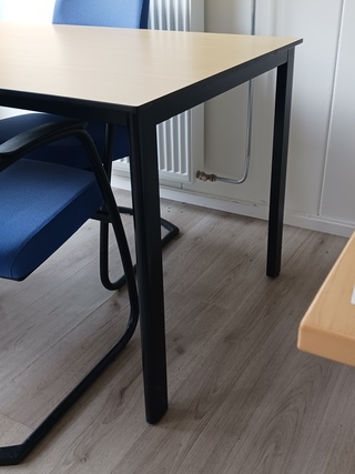 Kantinetafel met 3x stoel en bureau | locatie Roden