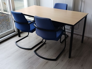Kantinetafel met 3x stoel en bureau | locatie Roden