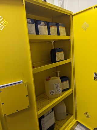 Chemiekast met inhoud | locatie Roden