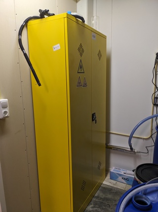 Chemiekast met inhoud | locatie Roden