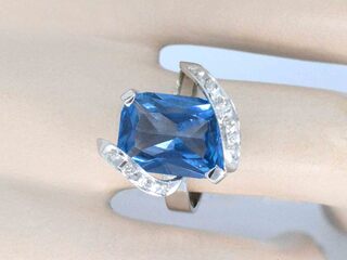 Witgouden diamanten ring met een blauwe edelsteen