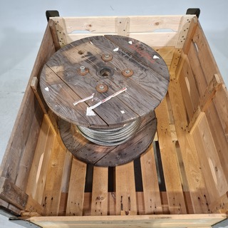 Staalkabel op houten haspel