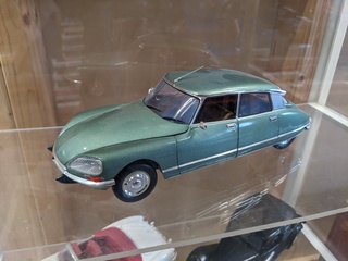 7x Schaalmodel in vitrinekast o.a. Citroen, Mercedes, Aston Martin, Fi