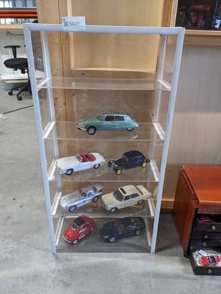 7x Schaalmodel in vitrinekast o.a. Citroen, Mercedes, Aston Martin, Fi