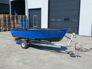 Toer boot met buitenboordmotor en trailer
