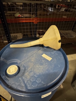 Kunststof vat en trechter blauw