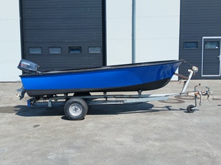 Toer boot met buitenboordmotor en trailer