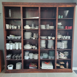 Kast met servies en glazen