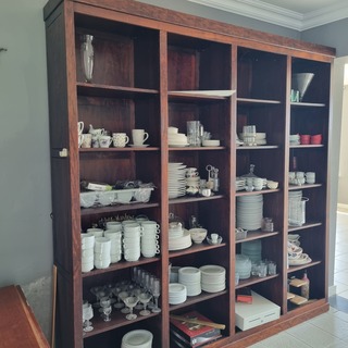 Kast met servies en glazen