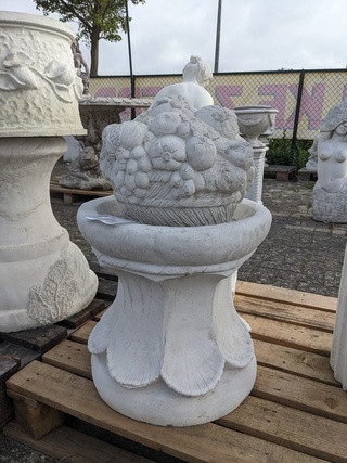 Fruitmand op sokkel