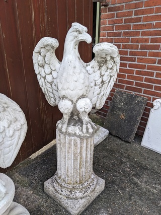 Adelaar op sokkel
