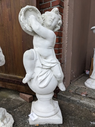 Tuinbeeld putti met Tamboerijn