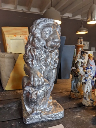 Tuinbeeld leeuw zilver