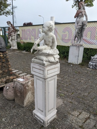 Tuinbeeld op sokkel