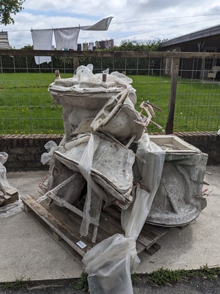 Pallet met diverse gietmallen