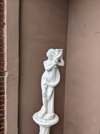 Tuinbeeld op sokkel