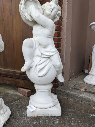 Tuinbeeld putti met Tamboerijn