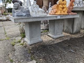 Betonnen tafel op sokkels