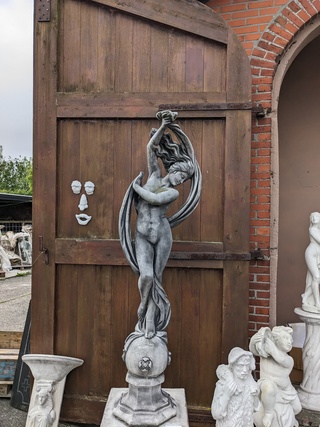 Tuinbeeld vrouw met sjaal op sokkel gepatineerd