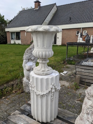 Vaas op sokkel