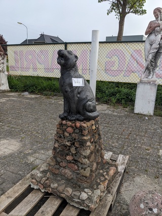 Zwarte tijger op sokkel