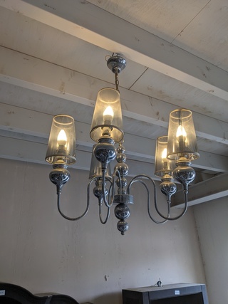 Alle lampen aan plafond in winkel
