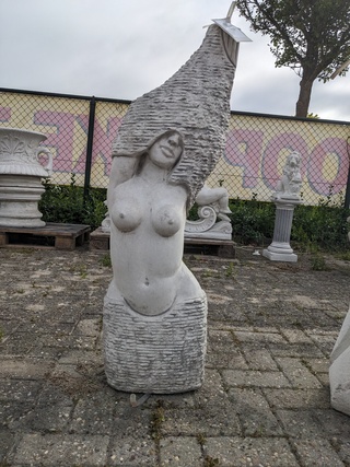 Vijverornament, vrouw