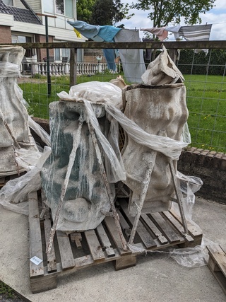 Pallet met diverse gietmallen