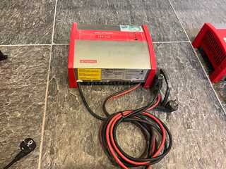 Batterij lader Belatron, 24V 25A, Rood, bouwjaar 2012