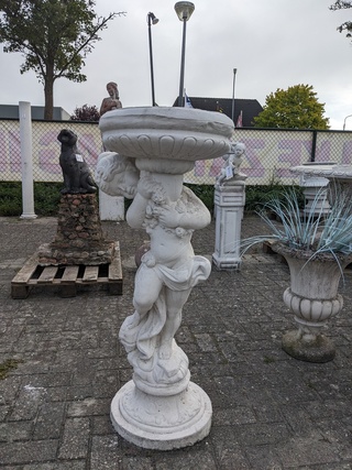 Tuinbeeld vrouw met bloembak