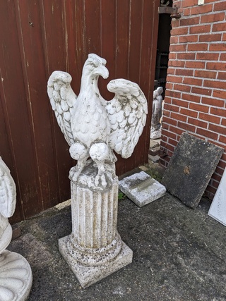 Adelaar op sokkel