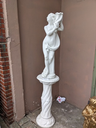 Tuinbeeld op sokkel