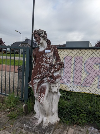Tuinbeeld man met leeuw