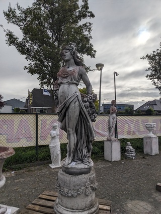 Tuinbeeld vrouw met bloemen