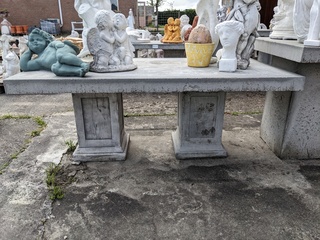 Betonnen tafel op sokkels