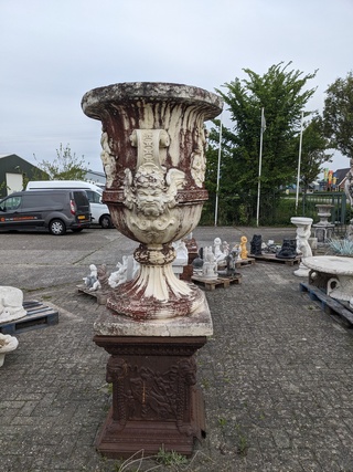 Grote vaas op sokkel