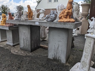 Betonnen tafel op sokkels