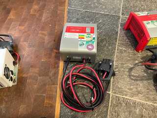 Batterij lader Belatron, 24V 25A, Rood, bouwjaar 2022