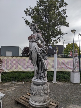 Tuinbeeld vrouw met bloemen