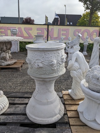 Bloempot op sokkel
