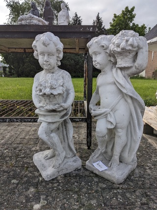 2x Putti met fruit