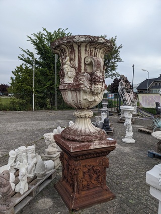 Grote vaas op sokkel