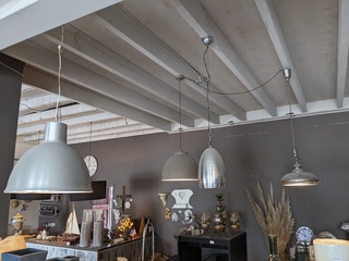 Alle lampen aan plafond in winkel