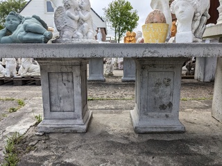 Betonnen tafel op sokkels