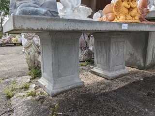 Betonnen tafel op sokkels