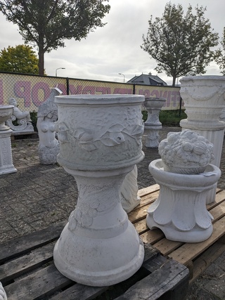 Bloempot op sokkel