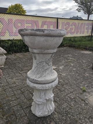 Bloembak met sokkel
