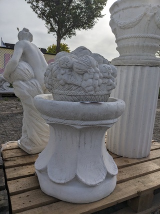 Fruitmand op sokkel